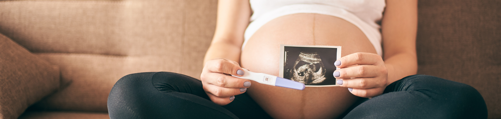 Vrouw zwangerschapstest en echo foto
